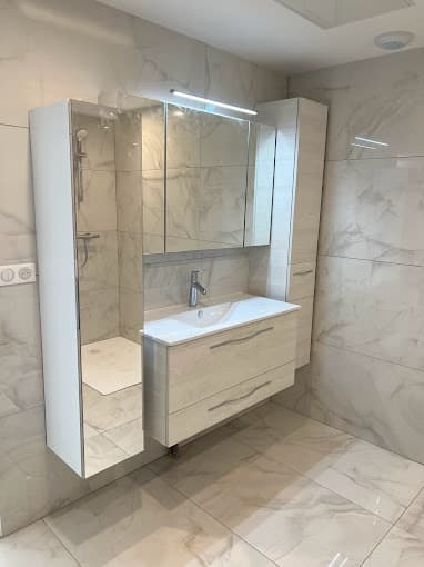 Salle de bain avec baignoire